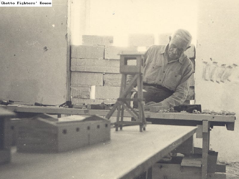 086 04 07 Jakow Ya'akov Wiernik, Survivor Of Treblinka, Building His Model Of The Camp At The Ghetto Fighters' House Museum.jpg 086 04 07 Jakow Ya'akov Wiernik, Survivor Of Treblinka, Building His Model Of The Camp At The Ghetto Fighters' House Museum.jpg