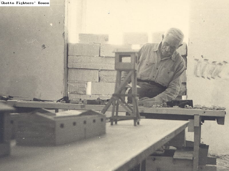 086 04 07 Jakow Ya'akov Wiernik, Survivor Of Treblinka, Building His Model Of The Camp At The Ghetto Fighters' House Museum.jpg